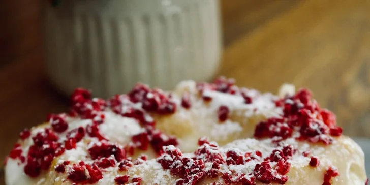 Nápoj dle výběru včetně zákusku v kavárně Francouzská 33: pro 1–4 osoby