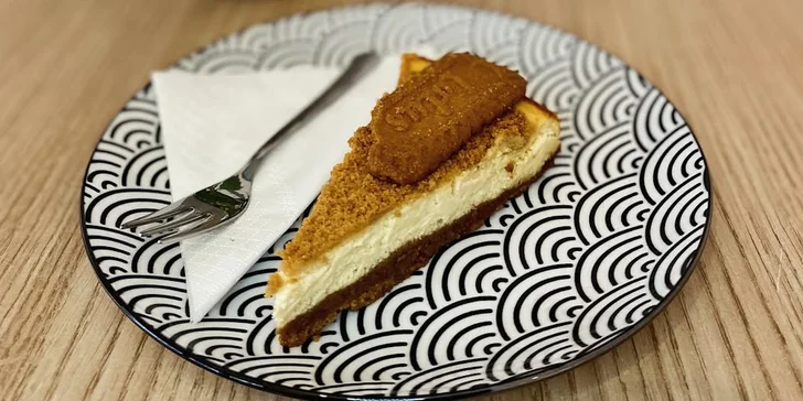 Nápoj dle výběru včetně zákusku v kavárně Francouzská 33: pro 1–4 osoby