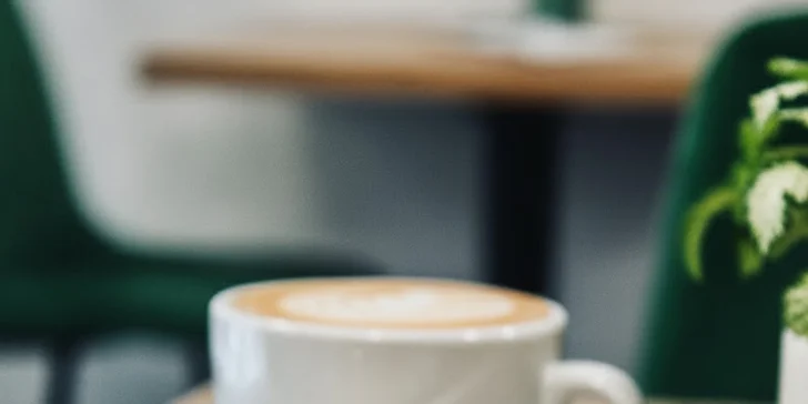 Nápoj dle výběru včetně zákusku v kavárně Francouzská 33: pro 1–4 osoby