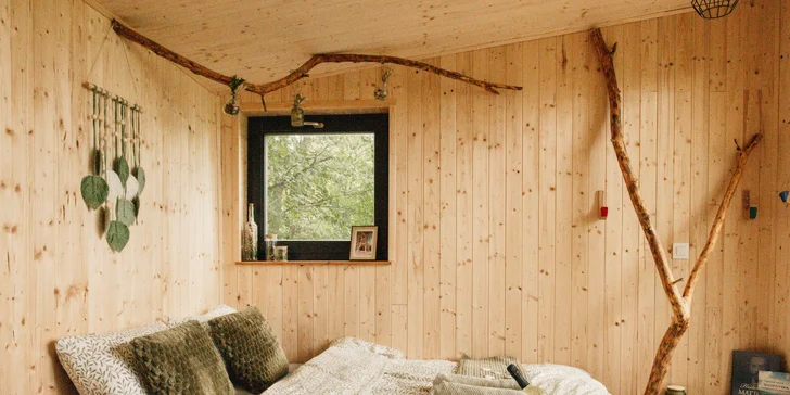 Vybavený treehouse na úpatí Krušných hor: terasa s výhledem i gril