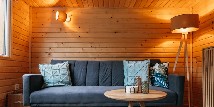 Plně vybavený tiny house na břehu řeky Ohře: terasa s grilem i ohniště