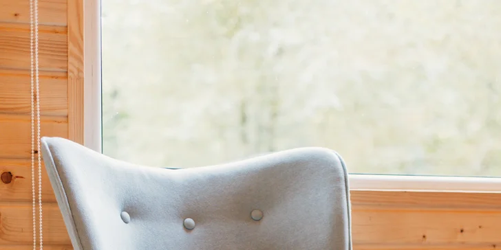 Plně vybavený tiny house na břehu řeky Ohře: terasa s grilem i ohniště