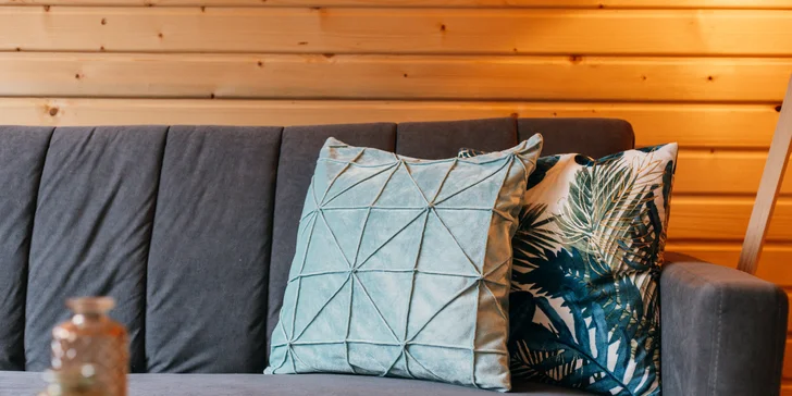 Plně vybavený tiny house na břehu řeky Ohře: terasa s grilem i ohniště