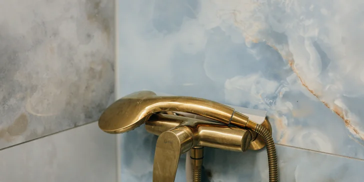 Plně vybavený tiny house na břehu řeky Ohře: terasa s grilem i ohniště