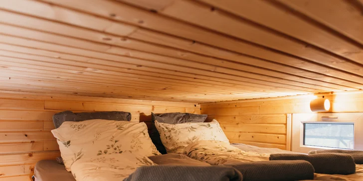 Plně vybavený tiny house na břehu řeky Ohře: terasa s grilem i ohniště