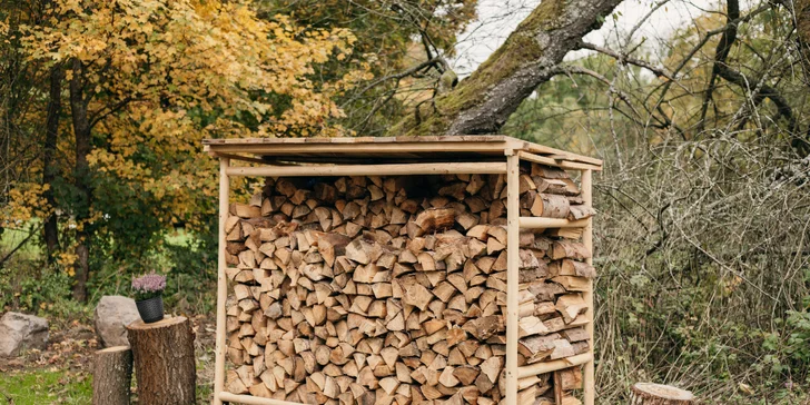 Plně vybavený tiny house na břehu řeky Ohře: terasa s grilem i ohniště