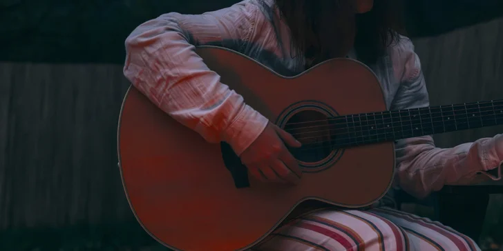 Plně vybavený tiny house na břehu řeky Ohře: terasa s grilem i ohniště