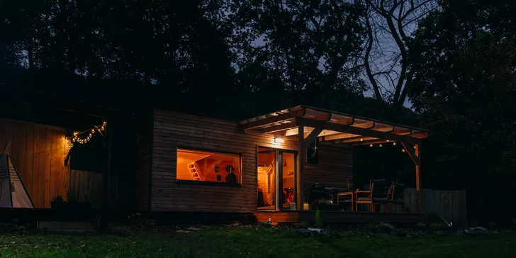 Plně vybavený tiny house na břehu řeky Ohře: terasa s grilem i ohniště