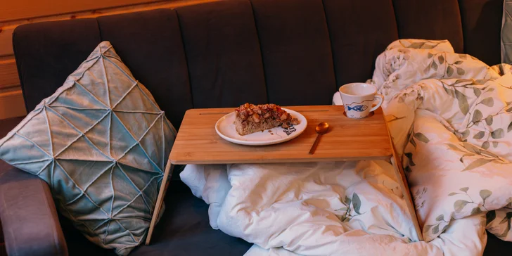 Plně vybavený tiny house na břehu řeky Ohře: terasa s grilem i ohniště