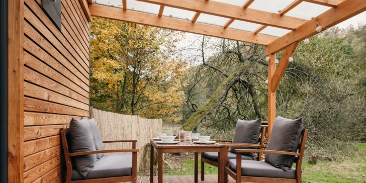 Plně vybavený tiny house na břehu řeky Ohře: terasa s grilem i ohniště