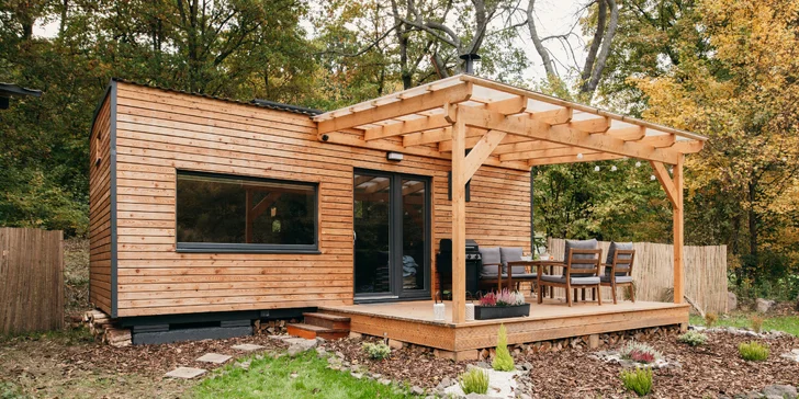 Plně vybavený tiny house na břehu řeky Ohře: terasa s grilem i ohniště
