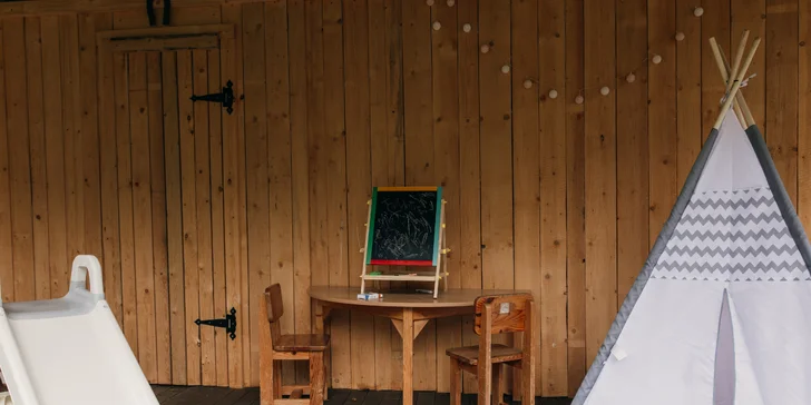 Plně vybavený tiny house na břehu řeky Ohře: terasa s grilem i ohniště