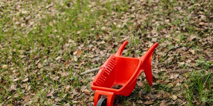Plně vybavený tiny house na břehu řeky Ohře: terasa s grilem i ohniště