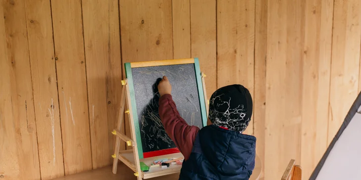 Plně vybavený tiny house na břehu řeky Ohře: terasa s grilem i ohniště