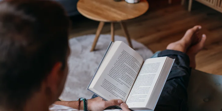 Plně vybavený tiny house na břehu řeky Ohře: terasa s grilem i ohniště