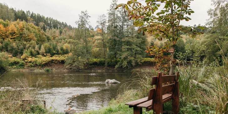 Plně vybavený tiny house na břehu řeky Ohře: terasa s grilem i ohniště