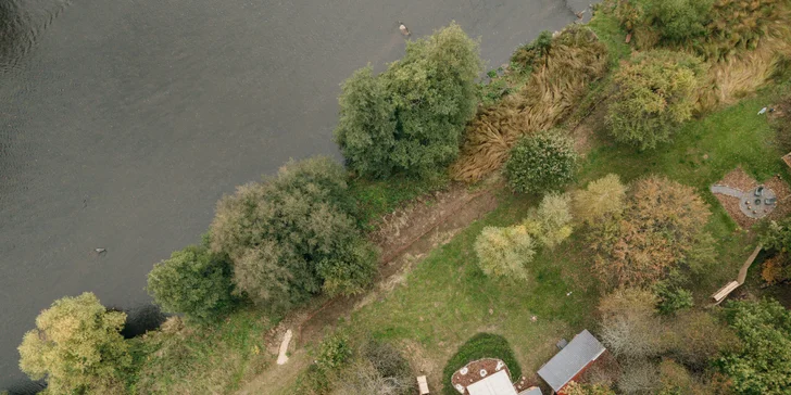 Plně vybavený tiny house na břehu řeky Ohře: terasa s grilem i ohniště