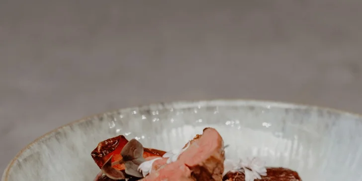 Hotel na břehu Wolfgangsee: plovoucí vířivka, bazény i sauny, snídaně a čtyřchodová večeře