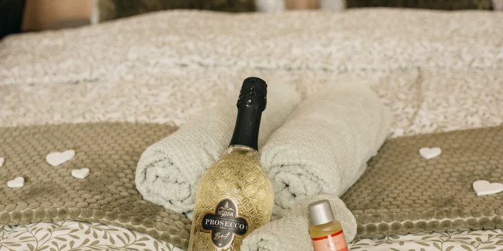 Plně vybavený tiny house na břehu řeky Ohře: terasa s grilem i ohniště