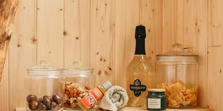 Plně vybavený tiny house na břehu řeky Ohře: terasa s grilem i ohniště