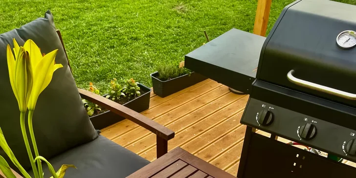 Plně vybavený tiny house na břehu řeky Ohře: terasa s grilem i ohniště