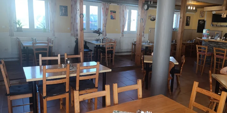 Prkno plné masa pro 2 až 6 lidí: koleno, žebra a křídla, pečivo i hranolky