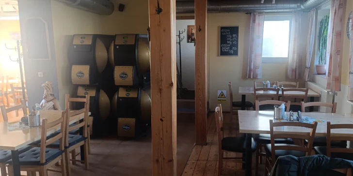 Prkno plné masa pro 2 až 6 lidí: koleno, žebra a křídla, pečivo i hranolky