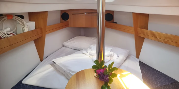 Pobyt na lodi na Lipně až pro 4 osoby: kotvení v chráněné zátoce a zázemí areálu