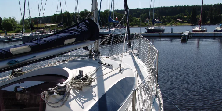 Pobyt na lodi na Lipně až pro 4 osoby: kotvení v chráněné zátoce a zázemí areálu