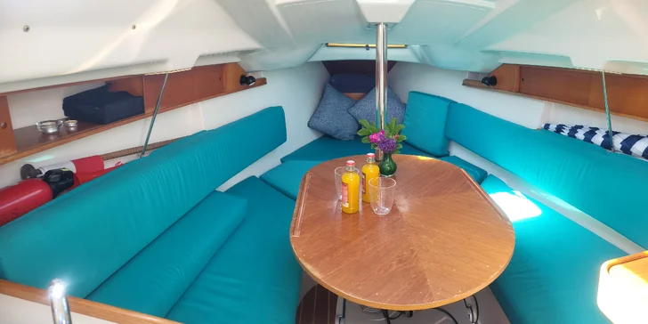 Pobyt na lodi na Lipně až pro 4 osoby: kotvení v chráněné zátoce a zázemí areálu