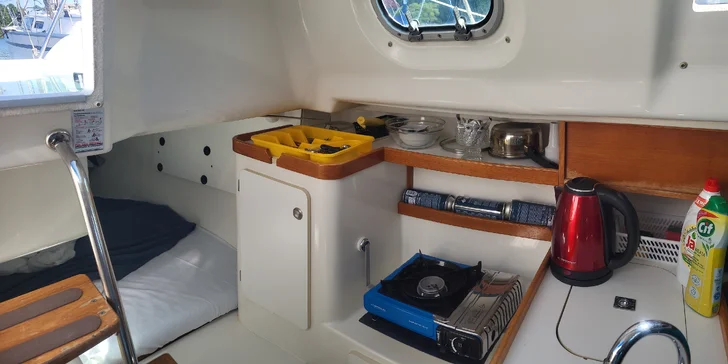 Pobyt na lodi na Lipně až pro 4 osoby: kotvení v chráněné zátoce a zázemí areálu