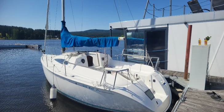 Pobyt na lodi na Lipně až pro 4 osoby: kotvení v chráněné zátoce a zázemí areálu