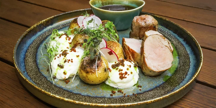 Tříchodové menu pro dva: lososový tatarák, vepřová panenka i čokoládová pěna