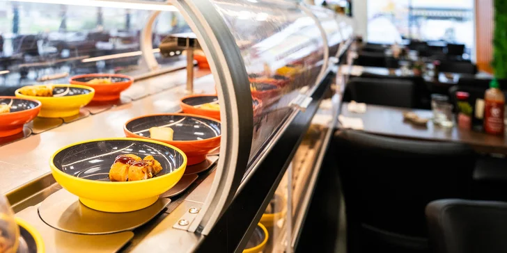 Running sushi: snězte, co stihnete během 90 minut v moderní asijské restauraci