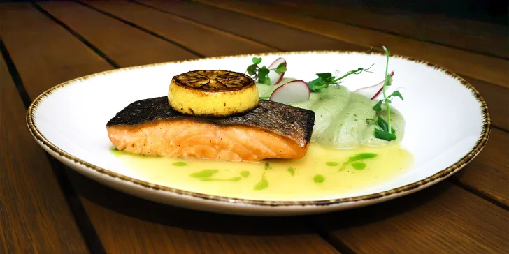 Tříchodové menu pro 2 osoby v centru Plzně: roastbeef, losos a dezert s kávou