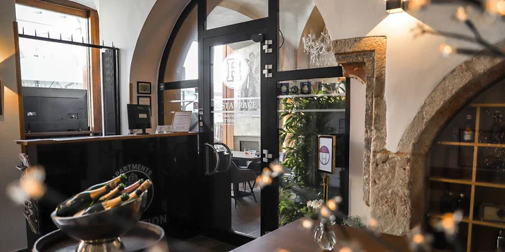 Tříchodové menu pro 2 osoby v centru Plzně: roastbeef, losos a dezert s kávou