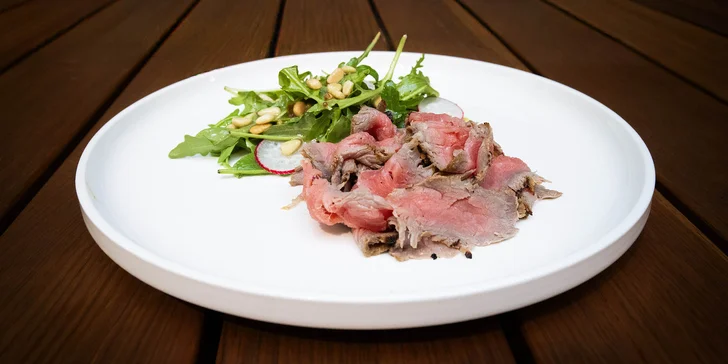 Tříchodové menu pro 2 osoby v centru Plzně: roastbeef, losos a dezert s kávou