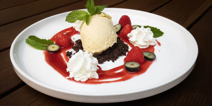 Tříchodové menu pro 2 osoby v centru Plzně: roastbeef, losos a dezert s kávou