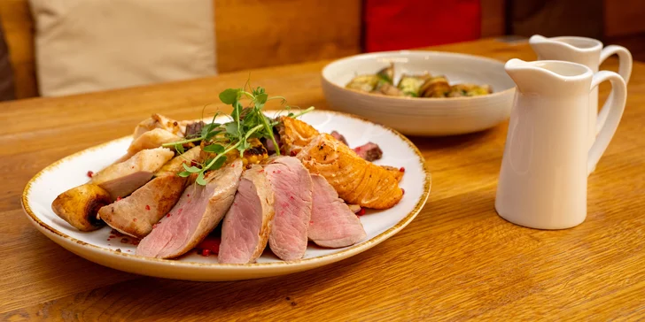 Steakový talíř pro 1-4 osoby: grilovaný losos, panenka, rump i přílohy