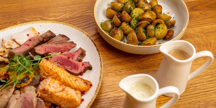 Steakový talíř pro 1-4 osoby: grilovaný losos, panenka, rump i přílohy