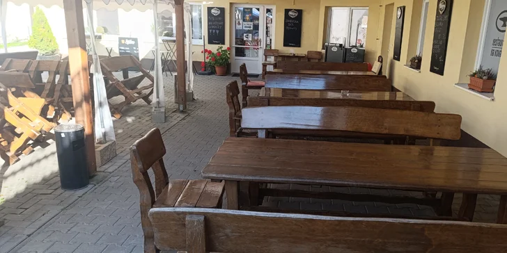 Prkno plné masa pro 2 až 6 lidí: koleno, žebra a křídla, pečivo i hranolky