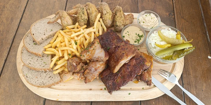 Prkno plné masa pro 2 až 6 lidí: koleno, žebra a křídla, pečivo i hranolky