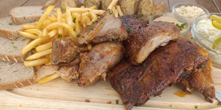 Prkno plné masa pro 2 až 6 lidí: koleno, žebra a křídla, pečivo i hranolky