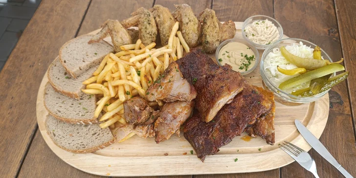 Prkno plné masa pro 2 až 6 lidí: koleno, žebra a křídla, pečivo i hranolky