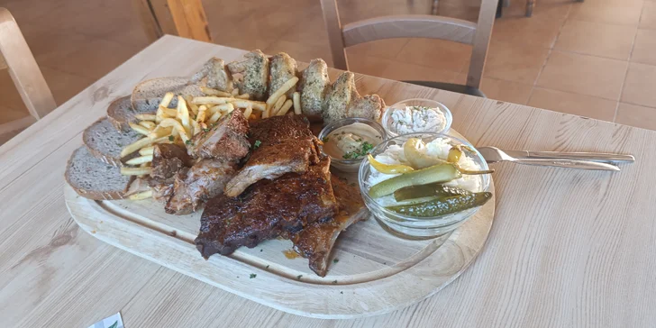 Prkno plné masa pro 2 až 6 lidí: koleno, žebra a křídla, pečivo i hranolky
