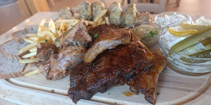 Prkno plné masa pro 2 až 6 lidí: koleno, žebra a křídla, pečivo i hranolky