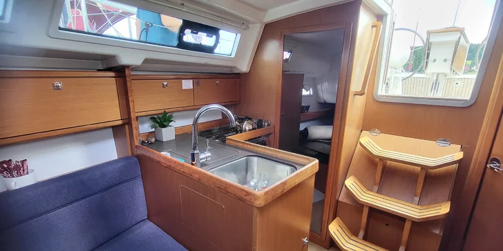 Pobyt na lodi na Lipně až pro 4 osoby: kotvení v chráněné zátoce a zázemí areálu