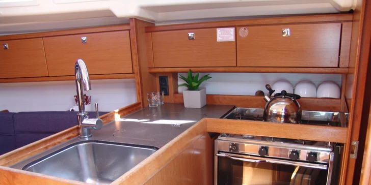 Pobyt na lodi na Lipně až pro 4 osoby: kotvení v chráněné zátoce a zázemí areálu