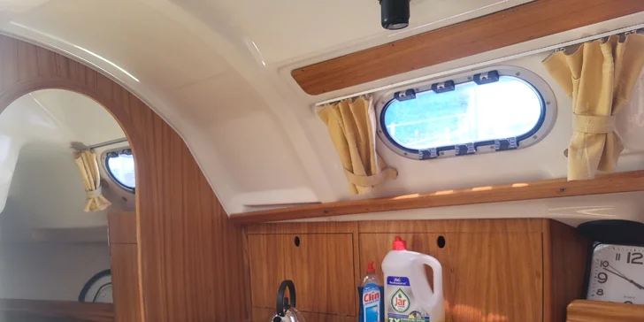 Pobyt na lodi na Lipně až pro 4 osoby: kotvení v chráněné zátoce a zázemí areálu