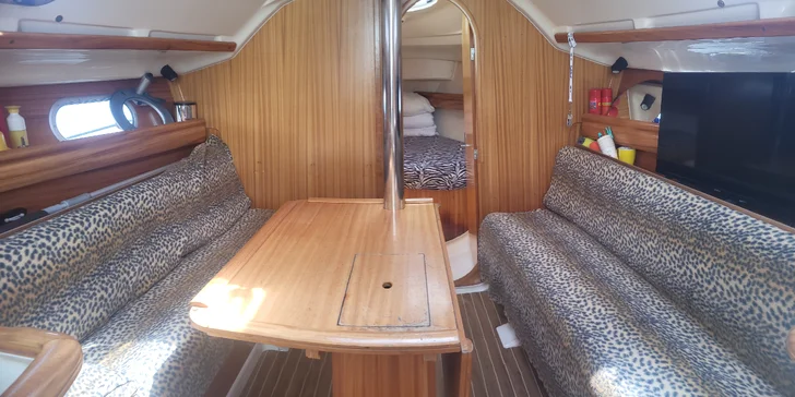 Pobyt na lodi na Lipně až pro 4 osoby: kotvení v chráněné zátoce a zázemí areálu